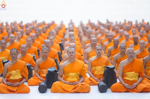 ภาพ No.288427:วันที่ 4 มกราคม พ.ศ. 2569 พระธรรมยาตราปฏิบัติธรรม และถ่ายภาพหมู่ประวัติศาสตร์ ในโครงการธรรมยาตรา กตัญญูบูชา มหาปูชนียาจารย์ พระมงคลเทพมุนี(สด จนฺทสโร) พระผู้ปราบมาร อนุสรณ์สถาน 7 แห่ง ปีที่ 14 ณ อนุสรณ์สถานมหาวิหารพระมงคลเทพมุนี (โลตัสแลนด์) อ.สองพี่น้อง