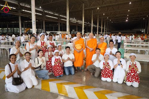 ภาพ No.287290:วันที่ 3 มกราคม พ.ศ.2569 พิธีถวายภัตตาหารเป็นสังฆทาน แด่พระธรรมยาตรา ณ วัดพระธรรมกาย  จังหวัดปทุมธานี ในโครงการธรรมยาตรา กตัญญูบูชา มหาปูชนียาจารย์ พระมงคลเทพมุนี(สด จนฺทสโร) พระผู้ปราบมาร อนุสรณ์สถาน 7 แห่ง ปีที่ 14