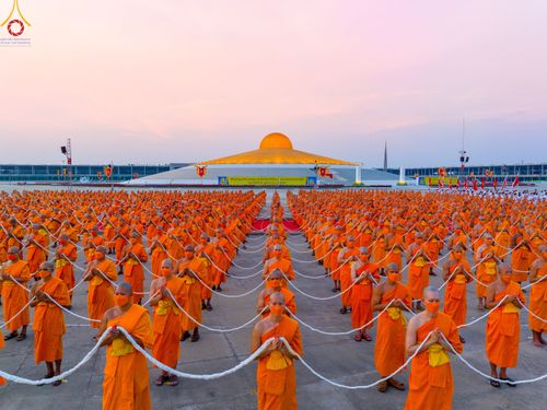 ภาพ No.79193:พิธีอัญเชิญองค์พระบรมพุทธเจ้า 24 องค์ เวียนประทักษิณรอบพระมหาธรรมกายเจดีย์ ณ วัดพระธรรมกาย  วันที่ 2 เมษายน พ.ศ. 2566