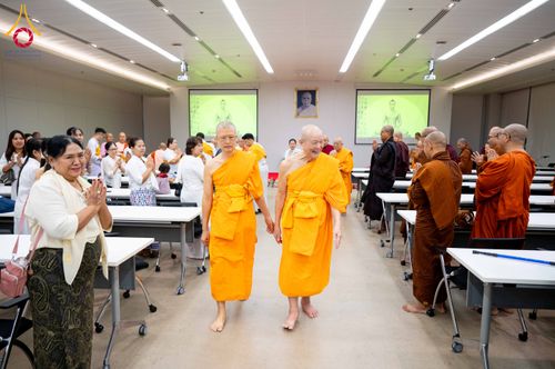 ภาพ No.313098:วันที่ 4 มีนาคม พ.ศ. 2559 หลวงพ่อทัตตชีโว รองเจ้าอาวาสวัดพระธรรมกาย ได้เมตตาถวายการต้อนรับปฏิสันถารพระอาคันตุกะจาก 19 ประเทศ ที่เดินทางมาร่วมงานวันมาฆบูชา ณ วัดพระธรรมกาย