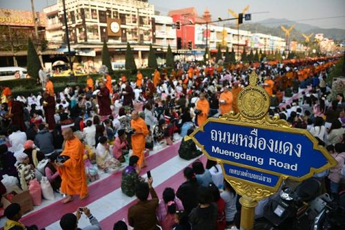 ภาพ No.15832:ประมวลภาพตักบาตรพระ 3 แผ่นดิน พระ 10,000 รูป ปีที่ 2 จ.เชียงราย