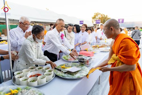 ภาพ No.289952:วันที่ 8 มกราคม พ.ศ. 2569 พิธีถวายภัตตาหารเป็นสังฆทาน แด่พระธรรมยาตรา ณ อนุสรณ์สถานคลองบางนางแท่น อ.สามพราน จ.นครปฐม ในโครงการธรรมยาตรา กตัญญูบูชา มหาปูชนียาจารย์ พระมงคลเทพมุนี(สด จนฺทสโร) พระผู้ปราบมาร อนุสรณ์สถาน 7 แห่ง ปีที่ 14