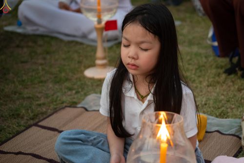 ภาพ No.297126:วันที่ 17 มกราคม พ.ศ. 2569 พิธีจุดประทีปถวายเป็นพุทธบูชา และบูชาธรรมมหาปูชนียาจารย์ (ภาพชุดที่ 2) ณ วัดโบสถ์บน ต.บางคูเวียง จ.นนทบุรี อนุสรณ์สถานลำดับที่ 4 สถานที่เกิดด้วยกายธรรม ในโครงการธรรมยาตรา กตัญญูบูชา มหาปูชนียาจารย์ พระมงคลเทพมุนี(สด จนฺทสโร) พร