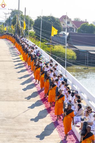 ภาพ No.292881:วันที่ 11 มกราคม พ.ศ. 2569 พิธีต้อนรับพระธรรมยาตรา ณ อนุสรณ์สถานลำดับที่ 3 สถานที่เกิดในเพศสมณะ วัดสองพี่น้อง อำเภอสองพี่น้อง จังหวัดสุพรรณบุรี ในโครงการธรรมยาตรา กตัญญูบูชา มหาปูชนียาจารย์ พระมงคลเทพมุนี(สด จนฺทสโร) พระผู้ปราบมาร อนุสรณ์สถาน 7 แห่ง ปีที