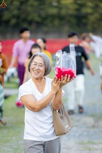 ภาพ No.281037:วันที่ 28 ธันวาคม พ.ศ.2568 กิจกรรมเก็บดอกแพงรวย ณ ทุ่งสวรรค์ตะวันฉาย วัดพระธรรมกาย