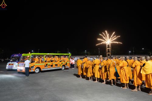 ภาพ No.282540:วันเสาร์ที่ 20 ธันวาคม พ.ศ.2568 พิธีตักบาตรพระ 10,000 รูป (ชุด 2) เนื่องในโอกาส 194 ปี จังหวัดกาญจนบุรี และอุทิศส่วนกุศลให้แด่บรรพชนทั้งหลาย บริเวณถนนสองแคว (Skywalk) เมืองกาญจนบุรี