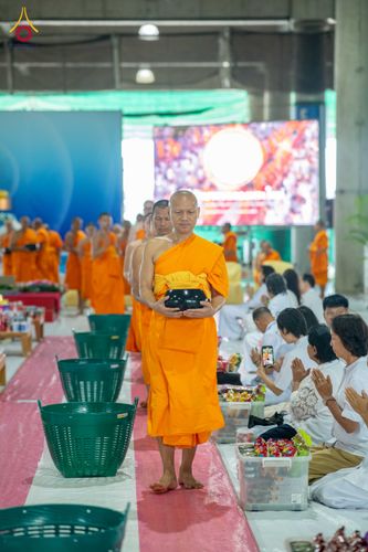 ภาพ No.342920:วันอาทิตย์ที่ 9 สิงหาคม พ.ศ.2569 พิธีตักบาตรฉลองพระใหม่ โครงการบรรพชาและอุปสมบทหมู่ รุ่นเข้าพรรษา ณ มหารัตนวิหาคด คอร์ 26 วัดพระธรรมกาย