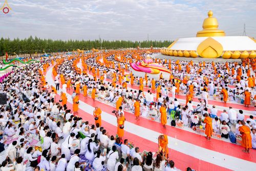 ภาพ No.302721:วันที่ 24 มกราคม พ.ศ. 2569 พิธีตักบาตรพระธรรมยาตรา(ภาพชุดที่ 2) ณ อนุสรณ์สถานลำดับที่ 5 สถานที่เผยแผ่วิชชาธรรมกายครั้งแรก อนุสรณ์สถานบางปลา วัดบางปลา อำเภอบางเลน จังหวัดนครปฐม ในโครงการธรรมยาตรา กตัญญูบูชา มหาปูชนียาจารย์ พระมงคลเทพมุนี(สด จนฺทสโร) พระผู