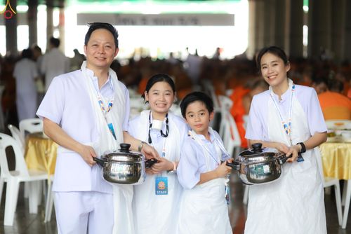 ภาพ No.325801:วันที่ 22 เมษายน พ.ศ.2569(วันคุ้มครองโลก) งานถวายมหาสังฆทาน 40,000 กว่าวัดทั่วประเทศ เจ้าหน้าที่ สาธุชน ร่วมใจจัดเตรียมภัตตาหารเพล (ชุด 2)