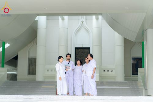 ภาพ No.340378:วันที่  12 - 22 กรกฎาคม พ.ศ.2569 ชาวต่างชาติจากประเทศกัวเตมาลา รัสเซีย เซอร์เบีย เยอรมัน อเมริกา สเปน สิงคโปร์ และศรีลังกา  เยี่ยมชมวัด เรียนรู้วิธีการนั่งสมาธิ และกราบสักการะพระมหาธรรมกายเจดีย์ ณ วัดพระธรรมกาย