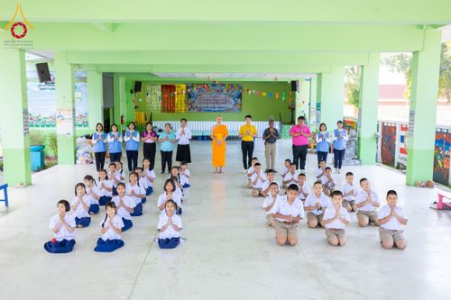 ภาพ No.197501:พิธีทอดผ้าป่าทำนุบำรุงศาสนสถาน ณ วัดโบสถ์(บน) ตำบลบางคูเวียง อำเภอบางกรวย จังหวัดนนทบุรี ในโครงการธรรมยาตรา กตัญญูบูชา มหาปูชนียาจารย์ พระมงคลเทพมุนี(สด จนฺทสโร) พระผู้ปราบมาร อนุสรณ์สถาน 7 แห่ง ปีที่ 13 วันที่ 17 มกราคม พ.ศ. 2568