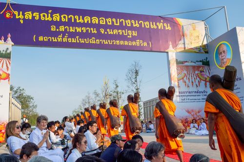 ภาพ No.107915:พิธีต้อนรับพระธรรมยาตรา ในโครงการธรรมยาตรากตัญญูบูชา มหาปูชนียาจารย์ พระมงคลเทพมุนี(สด จนฺทสโร) พระผู้ปราบมาร อนุสรณ์สถาน 7 แห่ง ปีที่ 12 วันที่ 7 มกราคม พ.ศ. 2567 ณ อนุสรณ์สถานคลองบางนางแท่น  อ.สามพราน จ.นครปฐม