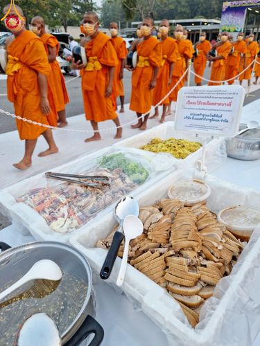ภาพ No.111059:พิธีถวายภัตตาหารเป็นสังฆทาน แด่คณะพระธรรมยาตราฯ ในโครงการธรรมยาตรา กตัญญูบูชา มหาปูชนียาจารย์ พระมงคลเทพมุนี(สด จนฺทสโร) พระผู้ปราบมาร อนุสรณ์สถาน 7 แห่ง ปีที่ 12 วันที่ 13 มกราคม พ.ศ. 2567 ณ อนุสรณ์สถานมหาวิหารพระมงคลเทพมุนี  (โลตัสแลนด์) อ.สองพี่น้อง จ