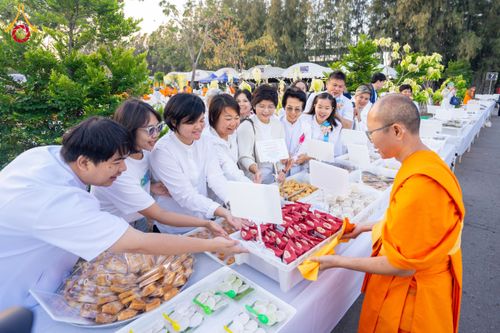 ภาพ No.193772:สาธุชนถวายภัตตาหารเป็นสังฆทาน แด่พระธรรมยาตรา ณ อนุสรณ์สถานมหาวิหารพระมงคลเทพมุนี (โลตัสแลนด์) อ.สองพี่น้อง จ.สุพรรณบุรี ในโครงการธรรมยาตรา กตัญญูบูชา มหาปูชนียาจารย์ พระมงคลเทพมุนี(สด จนฺทสโร) พระผู้ปราบมาร ปีที่ 13 วันที่ 12 มกราคม พ.ศ.2568
