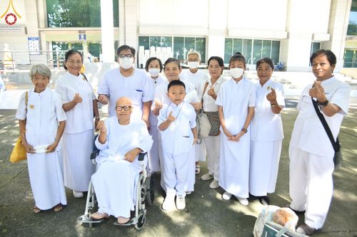 ภาพ No.143448:พิธีตักบาตร ข้าวสารอาหารแห้ง ณ บ้านแก้วเรือนทองคุณยายฯ และ พิธีบูชาข้าวพระ  ณ สภาธรรมกายสากล วัดพระธรรมกาย วันอาทิตย์ที่ 7 กรกฎาคม พ.ศ. 2567