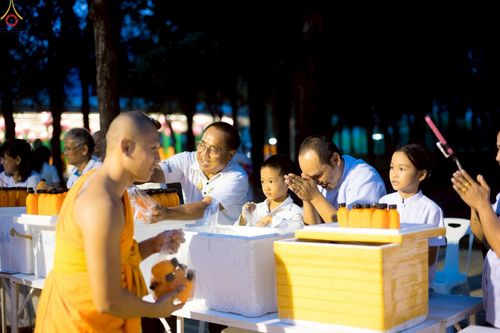 ภาพ No.250690:วันอังคารที่ 7 ตุลาคม พ.ศ. 2568 พิธีมหาปวารณาออกพรรษา ณ โบสถ์พระไตรปิฎก วัดพระธรรมกาย