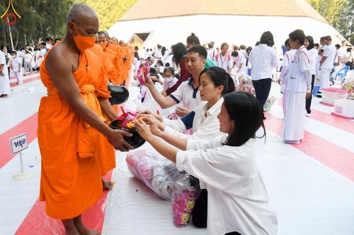 ภาพ No.107590:พิธีตักบาตรพระธรรมยาตราฯ ในโครงการธรรมยาตรากตัญญูบูชา มหาปูชนียาจารย์ พระมงคลเทพมุนี(สด จนฺทสโร) พระผู้ปราบมาร ปีที่ 12 ณ อนุสรณ์สถานมหาวิหารพระมงคลเทพมุนี อ.สองพี่น้อง จ.สุพรรณบุรี วันที่ 7 มกราคม พ.ศ. 2567