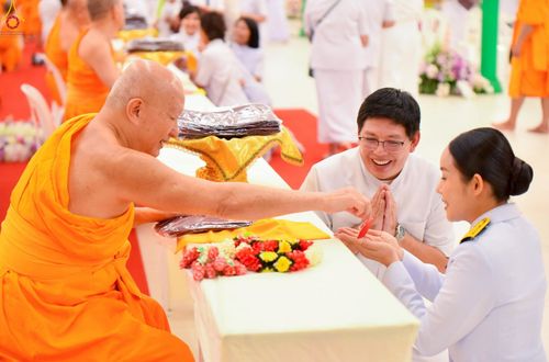 ภาพ No.230990:วันอังคารที่ 1 กรกฎาคม พ.ศ. 2568 ผู้ว่าราชการจังหวัดปทุมธานี เป็นประธานพิธีต้อนรับ สัญญาบัตร พัดยศ พระครูสัญญาบัตรสายต่างประเทศ วัดพระธรรมกาย ประจำปี พ.ศ. 2568 จำนวน 19 รูป