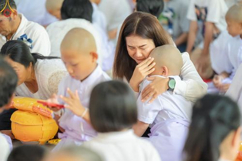 ภาพ No.135104: พิธีบรรพชาสามเณร  พิธีตักบาตรฉลองสามเณรใหม่ วันที่ 1 เมษายน พ.ศ.2567 ในโครงการบรรพชาสามเณรฟื้นฟูพระพุทธศาสนาทั่วไทย ณ ศูนย์ปฏิบัติธรรมแก้วเมืองเลย