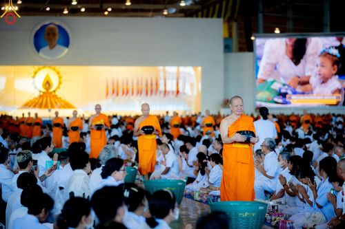 ภาพ No.151053:พิธีตักบาตร ในวันอาทิตย์ต้นเดือน วันที่ 1 กันยายน พ.ศ. 2567 ณ สภาธรรมกายสากล วัดพระธรรมกาย