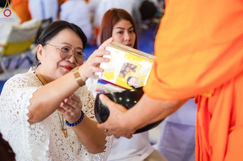 ภาพ No.158983:พิธีตักบาตร ในวันอาทิตย์ต้นเดือน วันที่ 6 ตุลาคม พ.ศ. 2567 ณ สภาธรรมกายสากล วัดพระธรรมกาย