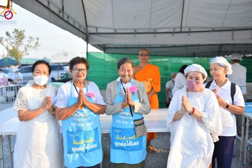 ภาพ No.109233:พิธีถวายภัตตาหารเป็นสังฆทาน แด่คณะพระธรรมยาตราฯ วันที่ 10 มกราคม พ.ศ. 2567 ณ อนุสรณ์สถานคลองบางนางแท่น อ.สามพราน จ.นครปฐม