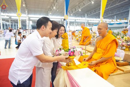 ภาพ No.123788:พิธีถวายโคมมาฆประทีป น้อมถวายเป็นพุทธบูชา แด่คณะพระภิกษุ สามเณร  ณ วัดพระธรรมกาย จ.ปทุมธานี วันเสาร์ที่ 17 กุมภาพันธ์ พ.ศ. 2567