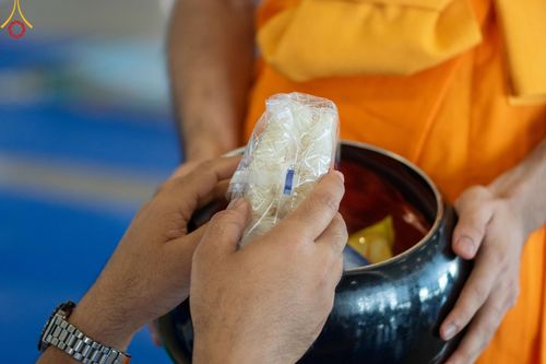 ภาพ No.149958:พิธีตักบาตร , พิธีปฎิบัติธรรม , พิธีถวายภัตตาหารเมนูสวรรค์ ในพรรษาแห่งการเข้าถึงธรรม วันธรรมชัย วันอังคารที่ 27 สิงหาคม พ.ศ.2567 ณ สภาธรรมกายสากล วัดพระธรรมกาย