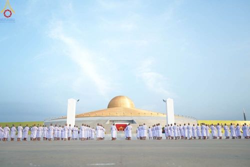 ภาพ No.101476:พิธีเวียนประทักษิณ, พิธีวันทาเจดีย์, พิธีขอขมาและมอบผ้าไตร ในโครงการอุปสมบทหมู่ รุ่นบูชาธรรมมหาปูชนียาจารย์ ณ วัดพระธรรมกาย ในวันที่ 9 ธันวาคม พ.ศ. 2566