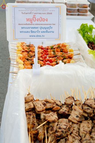 ภาพ No.190519:สาธุชนถวายภัตตาหารเป็นสังฆทาน แด่พระธรรมยาตรา ณ อนุสรณ์สถานมหาวิหารพระมงคลเทพมุนี (โลตัสแลนด์) อ.สองพี่น้อง จ.สุพรรณบุรี ในโครงการธรรมยาตรา กตัญญูบูชา มหาปูชนียาจารย์ พระมงคลเทพมุนี(สด จนฺทสโร) พระผู้ปราบมาร แห่ง ปีที่ 13 วันที่ 7 มกราคม พ.ศ.2568