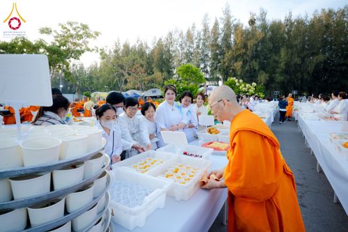ภาพ No.194957:พิธีถวายภัตตาหารเป็นสังฆทาน แด่พระธรรมยาตรา ณ อนุสรณ์สถานมหาวิหารพระมงคลเทพมุนี (โลตัสแลนด์) อ.สองพี่น้อง จ.สุพรรณบุรี ในโครงการธรรมยาตรา กตัญญูบูชา มหาปูชนียาจารย์ พระมงคลเทพมุนี(สด จนฺทสโร) พระผู้ปราบมาร แห่ง ปีที่ 13 วันที่ 14 มกราคม พ.ศ.2568