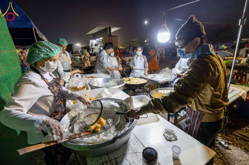 ภาพ No.198379:พิธีถวายภัตตาหารเป็นสังฆทาน แด่พระธรรมยาตรา ณ อนุสรณ์สถานบางปลา วัดบางปลา อำเภอบางเลน จังหวัดนครปฐม ในโครงการธรรมยาตรา กตัญญูบูชา มหาปูชนียาจารย์ พระมงคลเทพมุนี(สด จนฺทสโร) พระผู้ปราบมาร อนุสรณ์สถาน 7 แห่ง ปีที่ 13 วันที่ 20 มกราคม พ.ศ. 2568