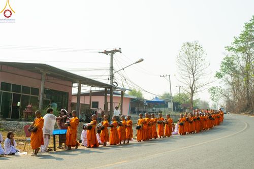 ภาพ No.62305:Photo Story  มหัศจรรย์วัดดงดินแดง Episode 4 กิจกรรมตักบาตรฉลองพระ-เณรกว่า 500 รูป