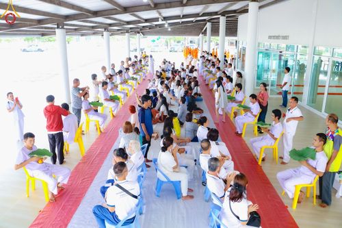 ภาพ No.186511:พิธีตัดปอย ปลงผม เวียนประทักษิณ  มอบบาตรผ้าไตร ขอขมาผู้ปกครอง และพิธีบรรพชาอุปสมบท  โครงการอุปสมบทหมู่บูชาธรรมมหาปูชนียาจารย์  ประจำปี 2567 ณ ศูนย์ปฏิบัติธรรมภาคใต้และวัดคงคาเลียบ อ.บางกล่ำ จ.สงขลา วันอาทิตย์ที่ 8 ธันวาคม พ.ศ. 2567