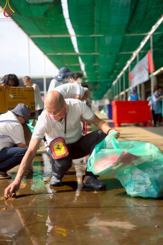 ภาพ No.220519:วันที่ 23-25 เมษายน พ.ศ. 2568 เจ้าหน้าที่และสาธุชนช่วยกัน รับบุญเก็บงานวันคุ้มครองโลก ณ วัดพระธรรมกาย