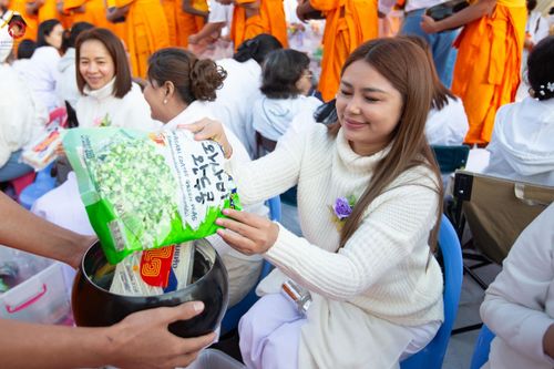 ภาพ No.195394:พิธีตักบาตรพระธรรมยาตรา ณ อนุสรณ์สถานลำดับที่ 3 สถานที่เกิดใหม่ในเพศสมณะ วัดสองพี่น้อง ต.ต้นตาล อ.สองพี่น้อง จ.สุพรรณบุรี ในโครงการธรรมยาตรา กตัญญูบูชา มหาปูชนียาจารย์ พระมงคลเทพมุนี(สด จนฺทสโร) พระผู้ปราบมาร ปีที่ 13 วันที่ 15 มกราคม พ.ศ.2568
