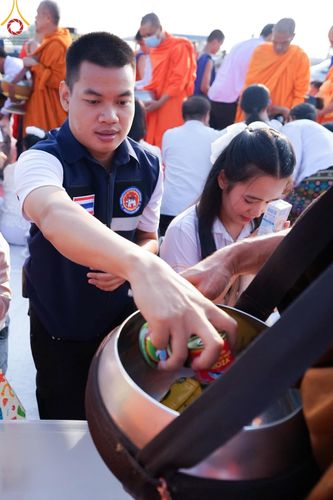 ภาพ No.180473:พิธีตักบาตรพระ ๑,๐๐๐ รูป ฉลองเมืองลำปาง ๑,๓๔๔ ปี วันเสาร์ที่ ๗ ธันวาคม พ.ศ. ๒๕๖๗ ณ ลานพระบรมราชานุสาวรีย์ พระนเรศวรมหาราช อ.เกาะคา จ.ลำปาง