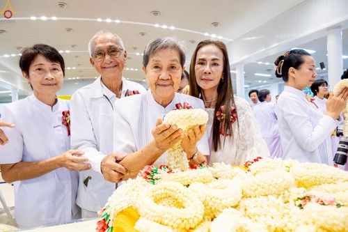 ภาพ No.251308:วันที่ 10 ตุลาคม พ.ศ. 2568 พิธีปฏิบัติธรรม ในวันคล้ายวันเกิด 141 ปี พระมงคลเทพมุนี (สด จนฺทสโร) พระผู้ปราบมาร ณ สภาธรรมกายสากล วัดพระธรรมกาย