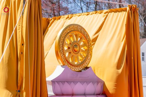 ภาพ No.62432:คณะศิษยานุศิษย์รวมใจสถาปนาและสมโภช ธรรมจักร เพื่ออัญเชิญประดิษฐาน ณ ยอดอุโบสถ 80 ปี หลวงพ่อธัมมชโย วัดพระธรรมกายนิวเจอร์ซี ประเทศสหรัฐอเมริกา  วันอาทิตย์ที่ 7 เมษายน พ.ศ. 2567