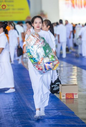 ภาพ No.126569:พิธีตักบาตร ในวันอาทิตย์ต้นเดือนที่ 3 มีนาคม พ.ศ. 2567 ณ บ้านแก้วเรือนทองคุณยายฯ วัดพระธรรมกาย