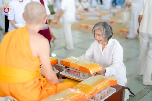 ภาพ No.253586:วันอังคารที่ 7 ตุลาคม พ.ศ.2568 (วันพระ ขึ้น 15 ค่ำ เดือน 11) พิธีบุพเปตพลี ครั้งที่ 171 ร่วมอุทิศบุญแด่หมู่ญาติที่ล่วงลับไปแล้ว และสืบทอดอายุพระพุทธศาสนา ณ หอฉันคุณยายอาจารย์ฯ วัดพระธรรมกาย