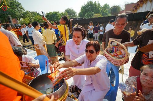 ภาพ No.58746:พิธีตักบาตรพระ ๑,๐๐๐ รูป สมโภชครบรอบ ๘๐๐ ปี พระบรมธาตุเมืองเชลียง ณ วัดพระศรีรัตนมหาธาตุ ราชวรวิหาร  (วัดพระปรางค์) ต.ศรีสัชนาลัย  อ.ศรีสัชนาลัย จ.สุโขทัย วันพฤหัสบดีที่ ๒๕ เมษายน พ.ศ. ๒๕๖๗