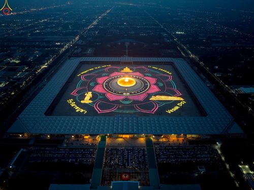 ภาพ No.224016:วันวิสาขบูชา วันอาทิตย์ที่ 11 พฤษภาคม พ.ศ. 2568 พิธีจุดวิสาขประทีป ,  พิธีเวียนประทักษิณรอบพระมหาธรรมกายเจดีย์ , พิธีฉลองชัยสวดมนต์บทธัมมจักกัปปวัตตนสูตร ครบ 7,357,000,000 จบ ณ มหารัตนวิหารคด วัดพระธรรมกาย