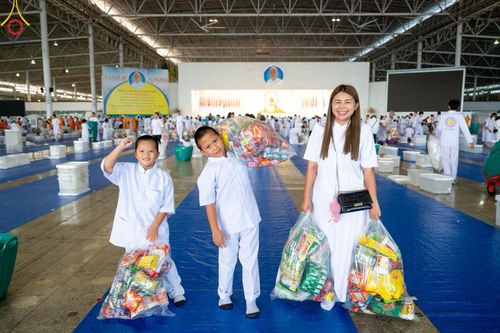 ภาพ No.136618:พิธีตักบาตร พิธีบูชาข้าวพระ ในวันอาทิตย์ต้นเดือนที่ 5 พฤษภาคม พ.ศ. 2567 ณ วัดพระธรรมกาย จ.ปทุมธานี