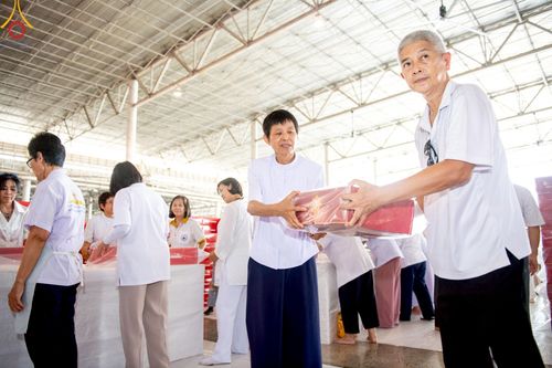 ภาพ No.214387:วันที่ 29 มีนาคม พ.ศ.2568 กิจกรรมใส่ถุงซิปกล่องไทยธรรม เพื่อรักษาความประณีตของกล่องไทยธรรม ในทุกสภาพอากาศ ณ บ้านแก้วเรือนทองคุณยาย วัดพระธรรมกาย