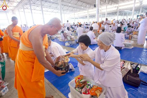 ภาพ No.222029:วันที่ 4 พฤษภาคม พ.ศ. 2568 พิธีตักบาตร เนื่องในวันอาทิตย์ต้นเดือน ณ บ้านแก้วเรือนทองคุณยายฯ วัดพระธรรมกาย