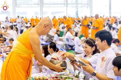 ภาพ No.223395:วันวิสาขบูชา วันอาทิตย์ที่ 11 พฤษภาคม พ.ศ. 2568 พิธีตักบาตร และปฎิบัติธรรม ณ สภาธรรมกายสากล วัดพระธรรมกาย