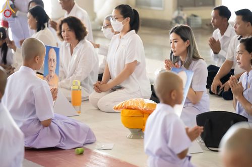 ภาพ No.133961:พิธีขอขมามอบผ้าไตร โครงการบรรพชาสามเณร ศูนย์อบรมวัดพระธรรมกาย ณ วัดพระธรรมกาย วันเสาร์ที่ 6 เมษายน พ.ศ. 2567