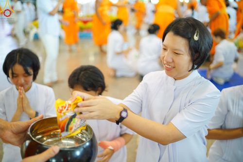 ภาพ No.139119:พิธีตักบาตร , พิธีบูชาข้าวพระ ณ ห้องแก้วสารพัด 1 สภาธรรมกายสากล วัดพระธรรมกาย วันอาทิตย์ต้นเดือนที่ 2 มิถุนายน พ.ศ. 2567