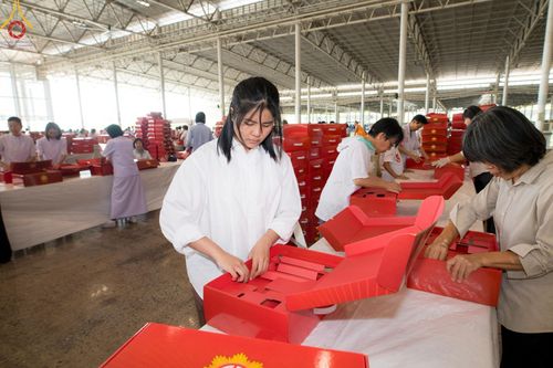 ภาพ No.212311:วันพุธที่ 19 มีนาคม พ.ศ. 2568 การบรรจุไทยธรรมลงกล่องสำเร็จ 43,500 กล่อง เพื่อถวายแด่พระสังฆาธิการ 40,000 กว่าวัดทั่วไทย ในวันคุ้มครองโลก 22 เมษายน พ.ศ. 2568 ณ บ้านแก้วเรือนทองคุณยายฯ วัดพระธรรมกาย